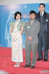 组图：陈法拉否认失宠 胡杏儿施美人计献吻