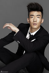 组图：魏炳桦黑西装写真曝光 大展轻熟男雅痞风