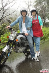 组图：朱芯仪郭品超偶像剧探班 杠上经纪公司