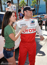 组图：梅根-福克斯享受婚姻生活 和老公热吻