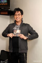 组图：谭咏麟新碟发布会进大学校园办派对