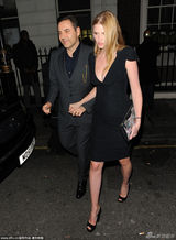 组图：西蒙与女友夜店买醉 超模劳拉烂醉抛美胸