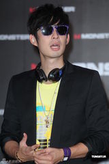 组图：吴建豪戴黑钻耳机压轴走秀 空运礼物表孝心