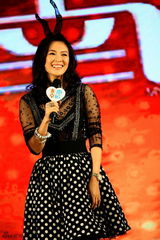 组图：章子怡唱凤凰传奇老歌 黑丝兔子装卖萌