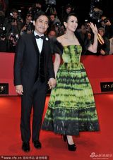 组图：章子怡荧光绿色长裙搭皮草优雅迷人