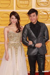 组图：TVB台庆颁奖 钟嘉欣携手马国明入场