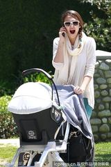 组图：杰西卡-阿尔芭全家野餐 女儿勾脖倒地表情囧