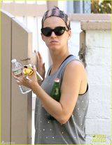 组图：凯蒂佩里素颜会友 穿拖鞋显邋遢