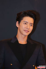 组图：“辉京”朴海镇空降北京 黑西装帅气逼人