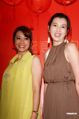 组图：何妤玟补请婚宴穿百万婚纱 婚后不急做人