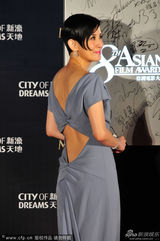 组图：陈可辛搂吴君如现身 君如侧身秀凹凸身材