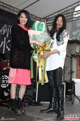 组图：乱弹阿翔睽违九年办签唱 杨乃文站台力挺