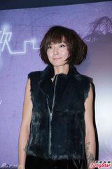 组图：何超仪紧身服飘孕味 卢巧音望度假造人