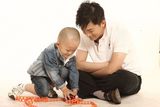 组图：杨志刚父子温馨写真 大头儿子小头爸爸 