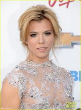 组图：佩里乐队女主唱身着镂空裙 诱惑迷人