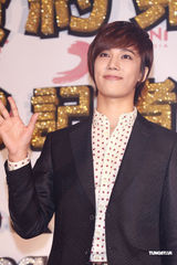 组图：朴政珉拓展演艺事业 林育羣送大汉堡解馋