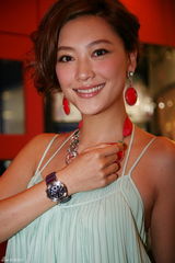 组图：应采儿见陈小春要排档期 “造人”计划改明年