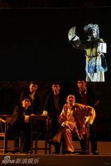 组图：阿朵演《爷们儿》受伤坚持谢幕 众明星捧场