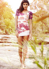 组图：棕发嫩模户外拍写真 服饰加入动物元素