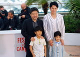组图：《如父如子》记者会 福山雅治携两美现身