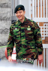 组图：韩国演员李东健结束兵役正式回归演艺圈