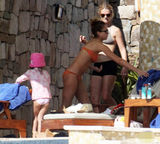 杰西卡-阿尔芭携女度假 穿比基尼当众调胸(图)