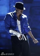 幻灯图：2010BET颁奖礼举行 克里斯-布朗致敬MJ