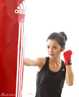 幻灯图：阿Sa(蔡卓妍)代言化身拳击手 有望加入打女行列