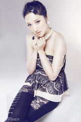 组图：张舒媛蕾丝写真曝光 珠光宝气显名媛气质