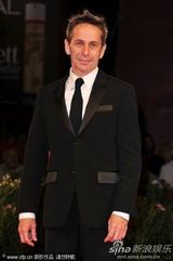 《后事》首映 女星泽格斯挺大肚与导演恩爱现身(图)