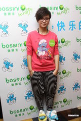 组图：周笔畅卡通鞋配哈伦裤 可爱十足尽显童真