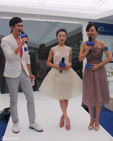 组图：周冬雨纯白衣裙出席活动 分享护肤心得