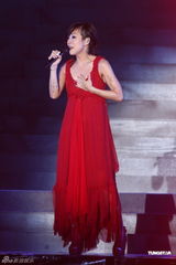 组图：林忆莲台北性感开唱 热情呼喊想歌迷