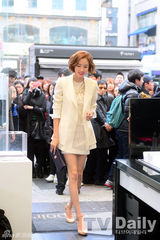 组图：韩星李多熙(李多喜)粉唇亮相纯白连衣裙美丽动人