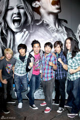 组图：柯有纶为服装助阵演出 透露新专辑12月发行