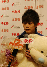 组图：张杰等快男“开战” 台上拼实力台下比人气