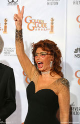 高清组图：金球奖后台 索菲娅-罗兰high劲十足