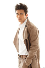 组图：唐文龙发布酷帅写真 化身勇敢冒险王 