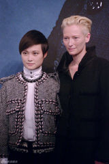 组图：李宇春亮相摄影展 与冷艳蒂尔达合影