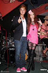 组图：许维恩开唱秀恩爱 吴亚馨送花篮力挺