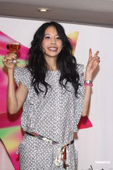 组图：莫文蔚提前穿白纱 卖性感与张亚东同台演出