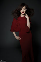 组图：宇秋最新写真冷艳温柔 女神气场十足