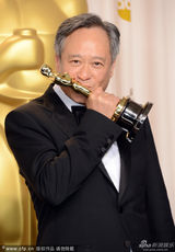 组图：奥斯卡后台－李安获最佳导演亲吻奖杯