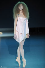 组图：荷兰芭蕾舞团时尚走秀 复古鬼魅感有趣