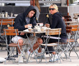 幻灯图：莎拉波娃与湖人球星男友用餐 大秀恩爱