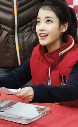 组图：韩星IU举办粉丝签名会 SBS《人气歌谣》夺冠