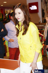 组图：韩星高雅拉出席粉丝签名会为粉丝送礼