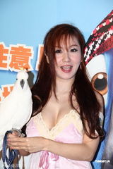 组图：农夫二子也怕蟑螂 蔡慧敏以超低胸裙亮相