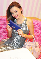 组图：米兰达-可儿穿斑点裙甜美现身东京