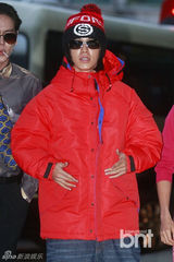 组图：SJ庆出道8周年机场上演变装秀 整疯粉丝